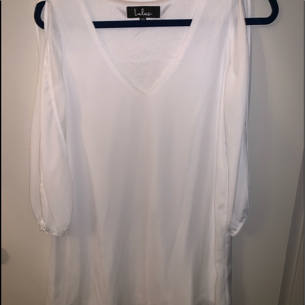 Quarter length sleeve white flowy Lulus dress!!